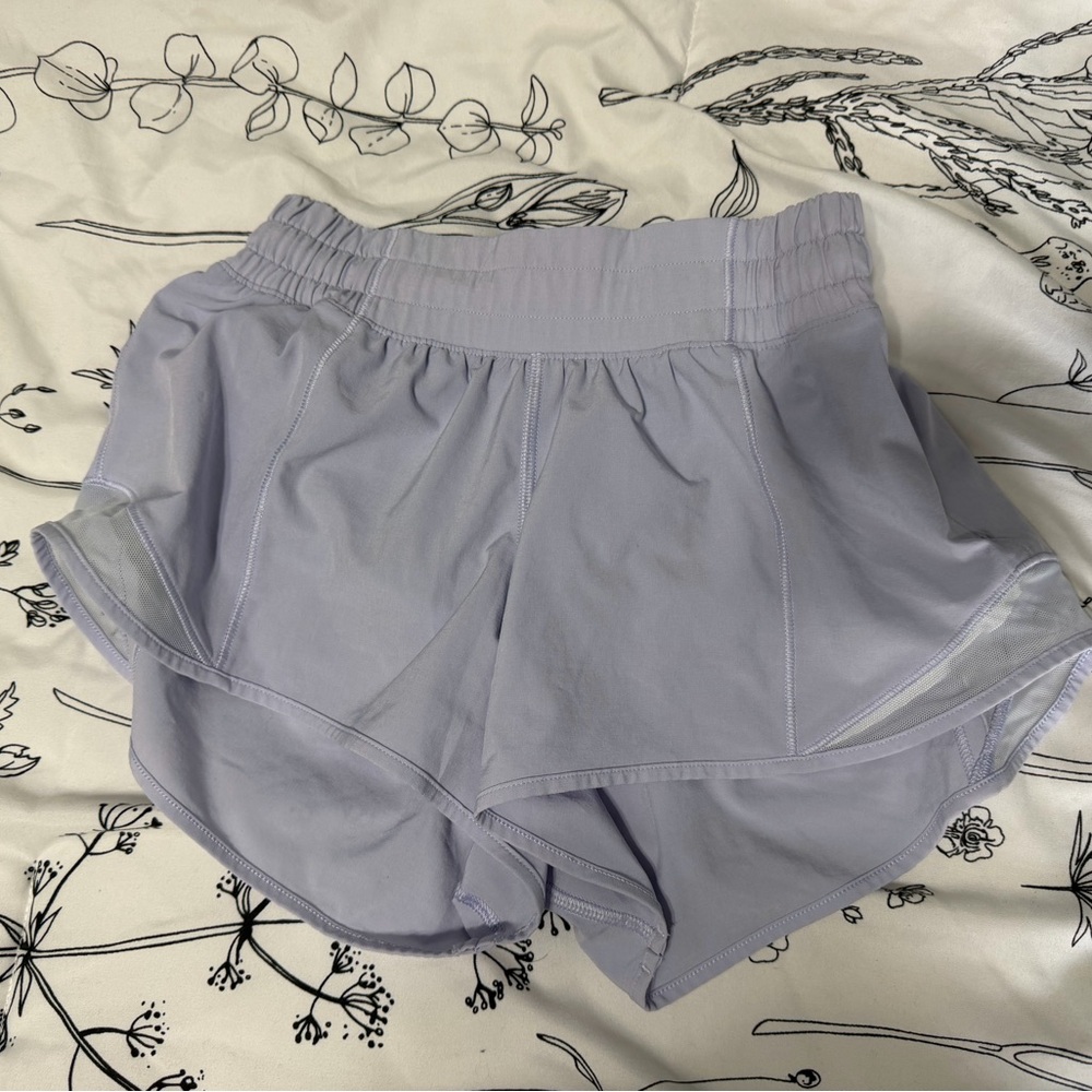 lululemon hotty hot low rise 2.5" shorts